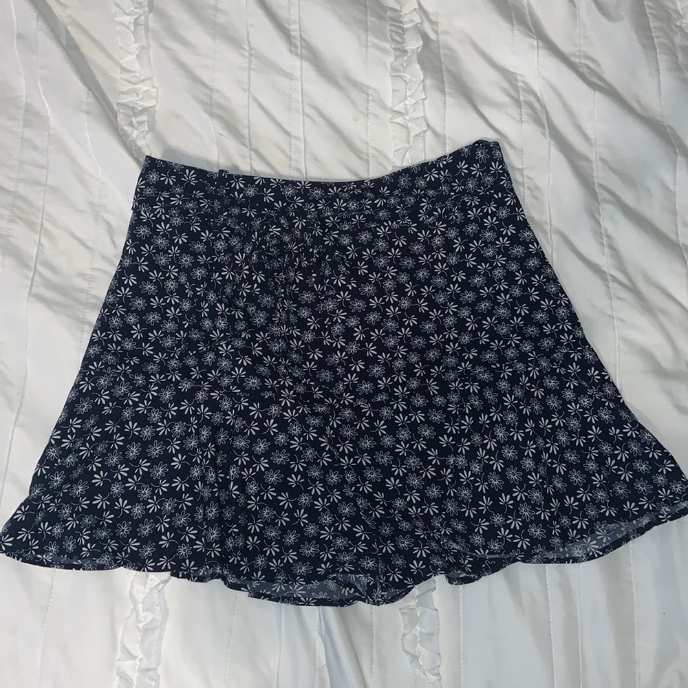 NWT navy and white floral skirt (cotton candy la)